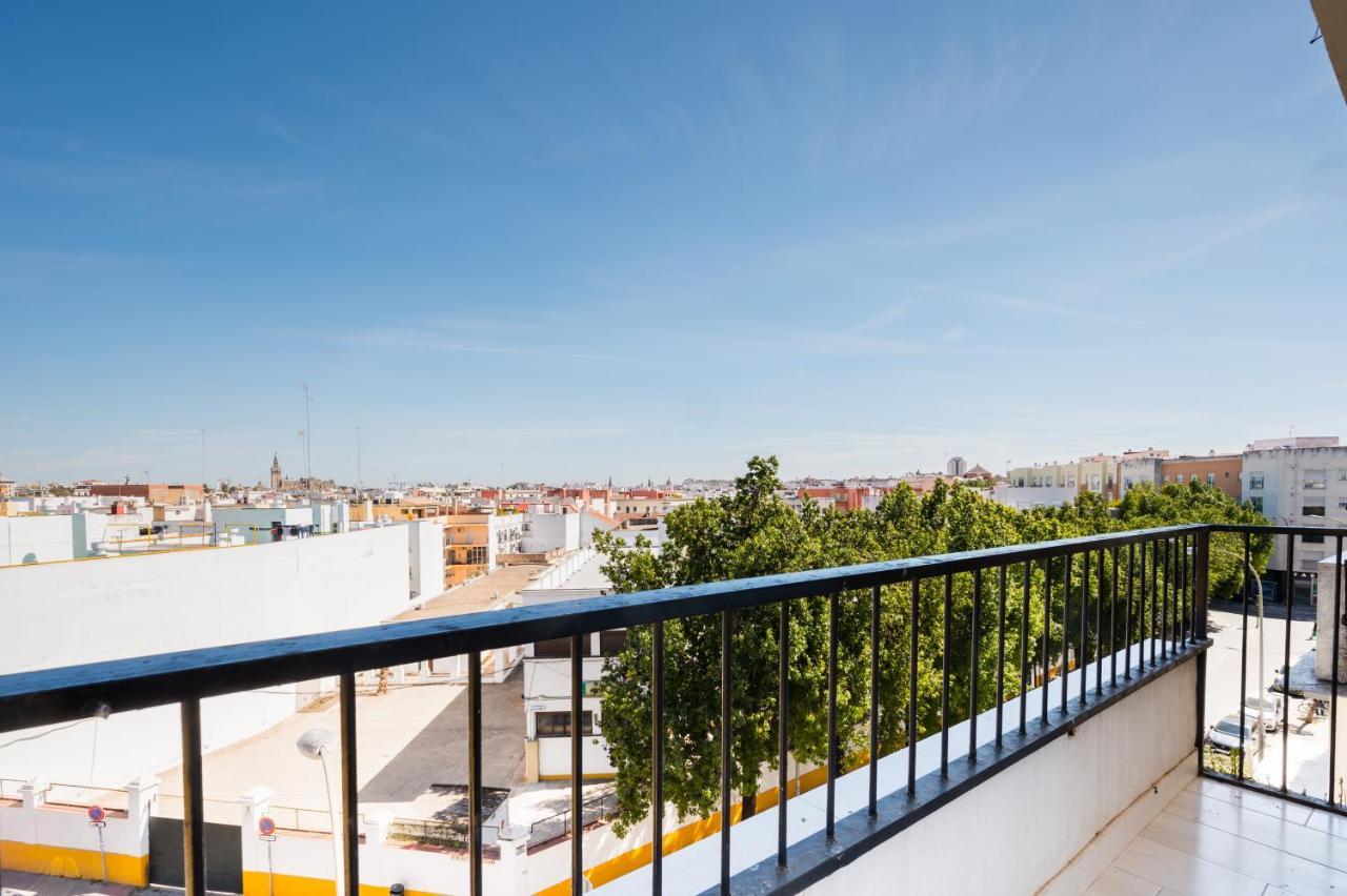 Apartment Wide And Colourful- 3bd 1bth- Triana