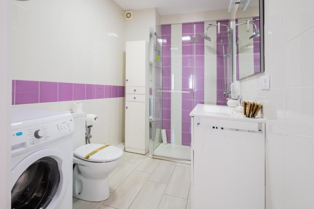 Wide And Colourful- 3bd 1bth- Triana Apartment *